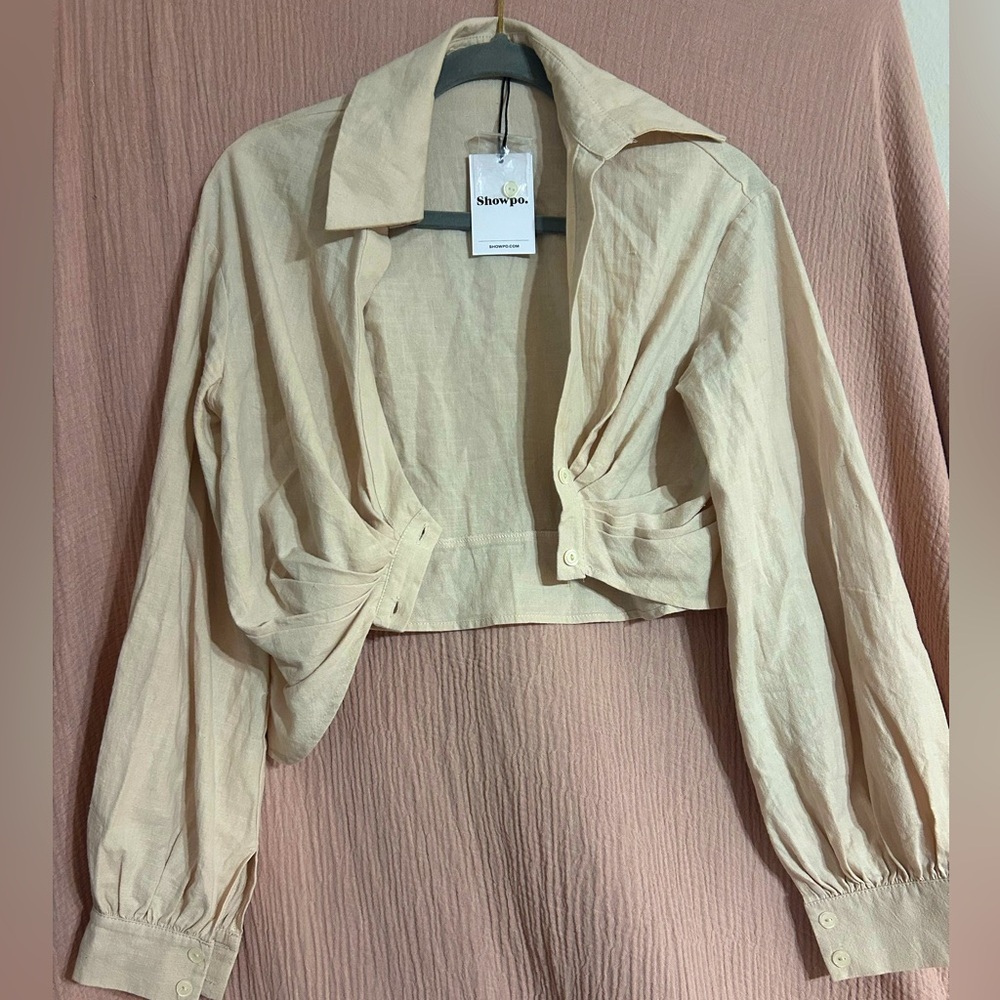 NWT HANES SHIRT - LONG SLEEVE ASYMMETRIC HEM DRAPE SHIRT IN CREAM